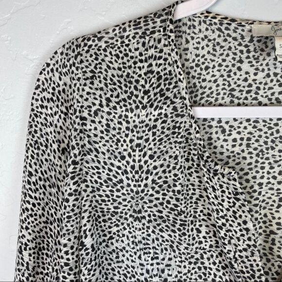 Joie Purine 100% Silk Button Down Blouse White Leopard Print Split Neck Sz Small - Picture 7 of 10